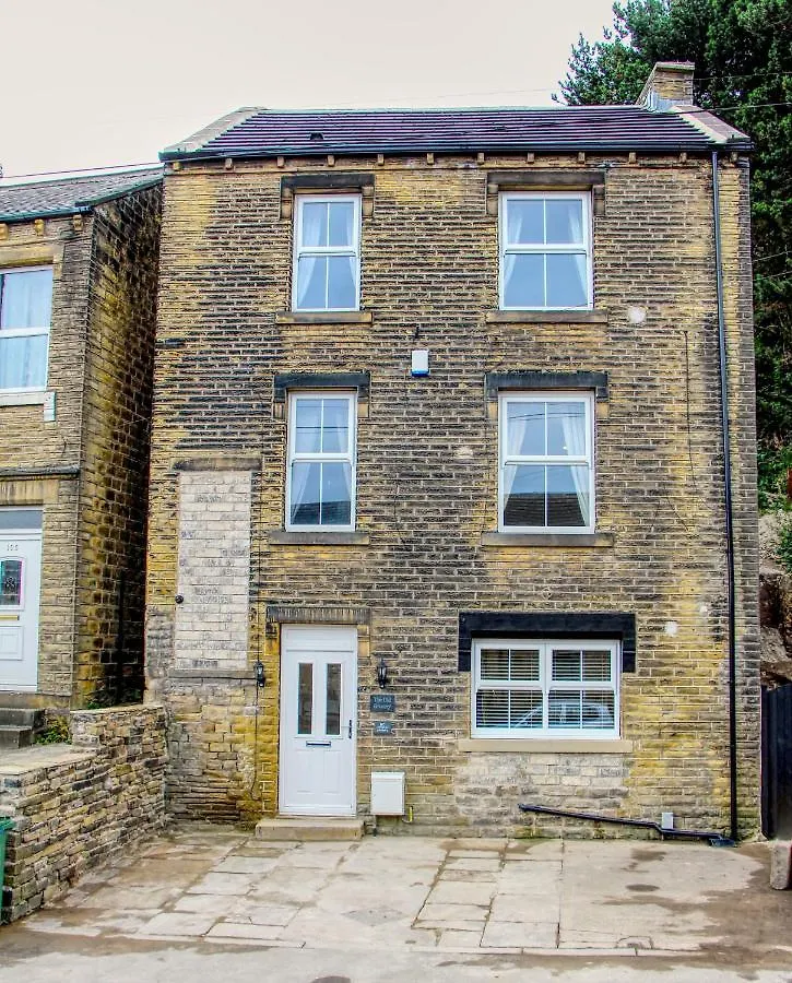 6 Dbl Bed, Central Huddersfield House Inc Parking
