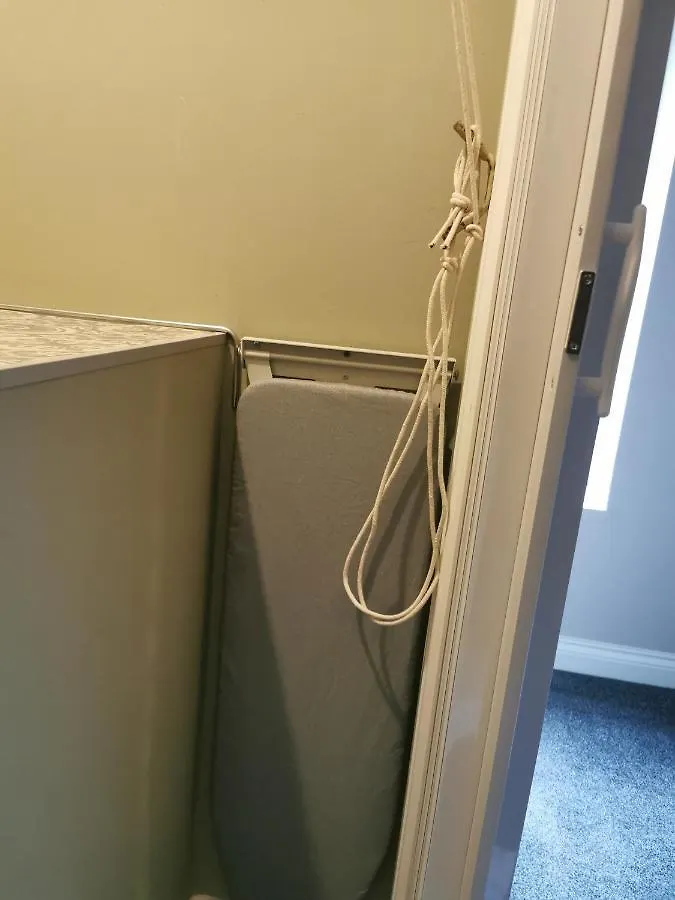6 Dbl Bed, Central Huddersfield House Inc Parking 0*,