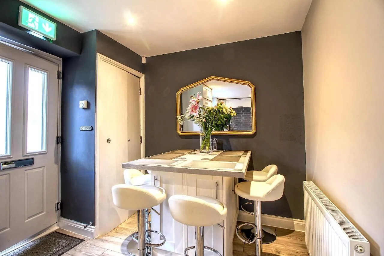 Apartment 6 Dbl Bed, Central Huddersfield House Inc Parking