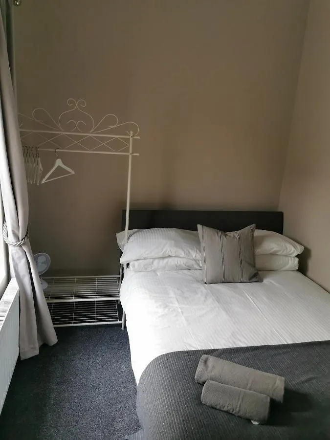 6 Dbl Bed, Central Huddersfield House Inc Parking Apartment